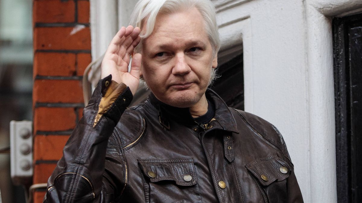 La prometida de Julian Assange revela el 'milagro' de su doble paternidad en secreto
