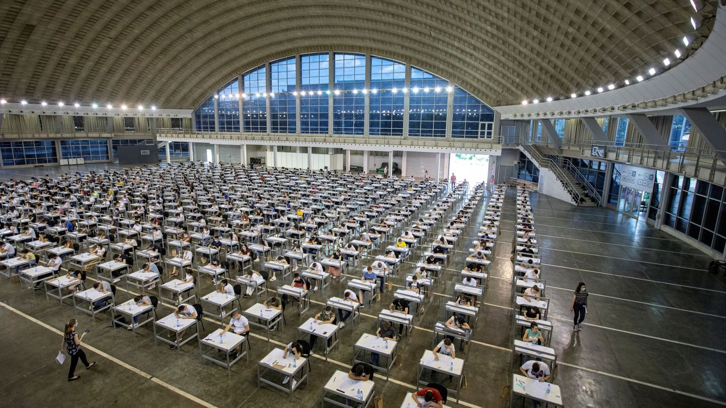 Estudiantes, durante el examen para entrar a la universidad en Belgrado. (Reuters)
