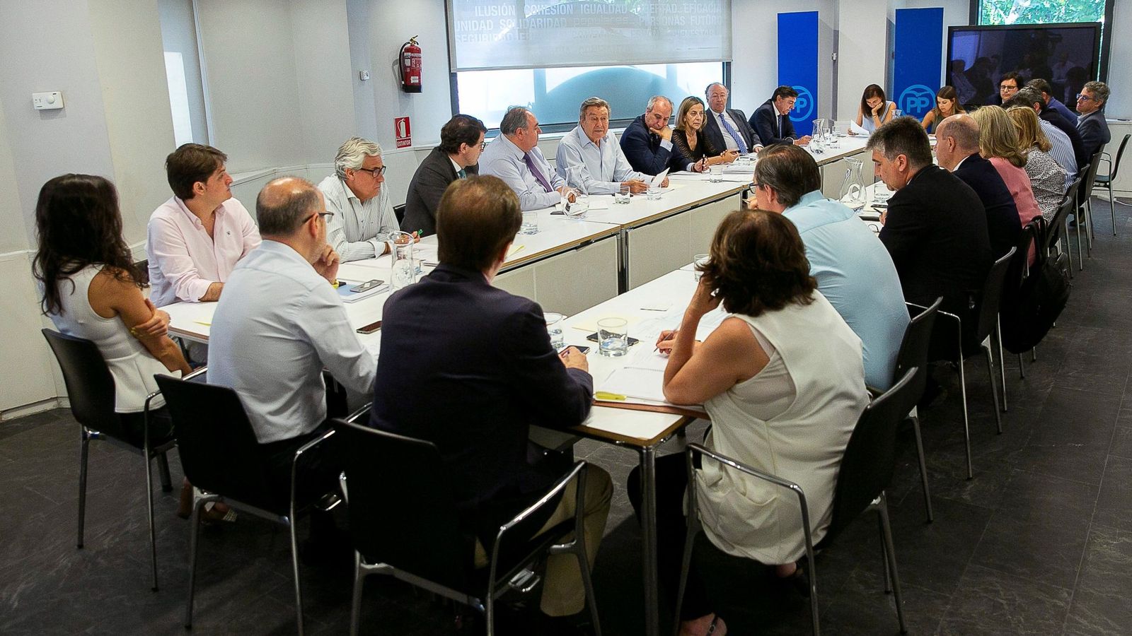 Foto: Reunión de la comisión organizadora del congreso del PP, bajo la presidencia de Luis de Grandes (c,i). (EFE)