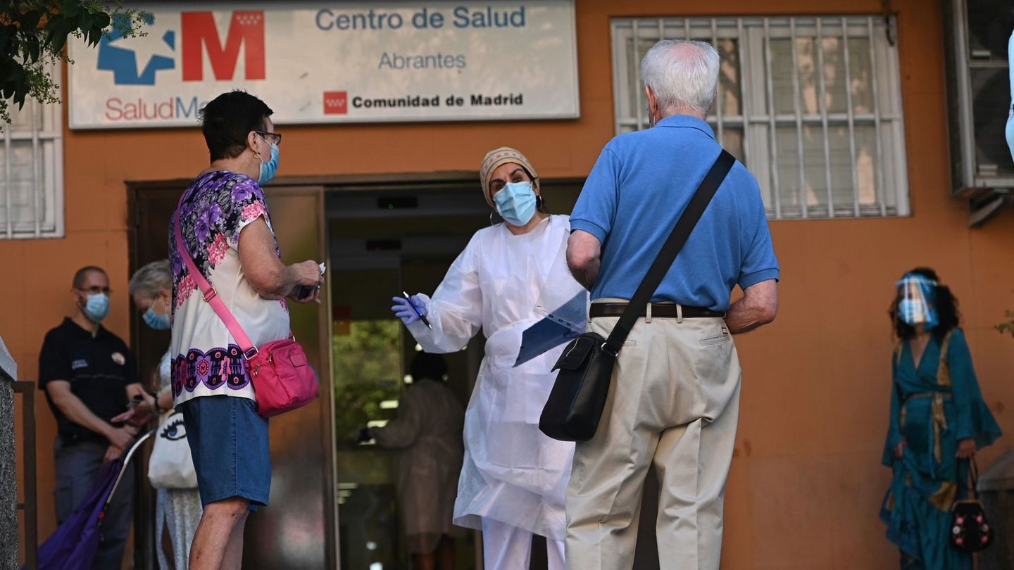 Varias personas esperan su turno para las pruebas aleatorias de PCR en el Centro de Salud Abrantes, en el distrito de Carabanchel, en Madrid. (EFE)