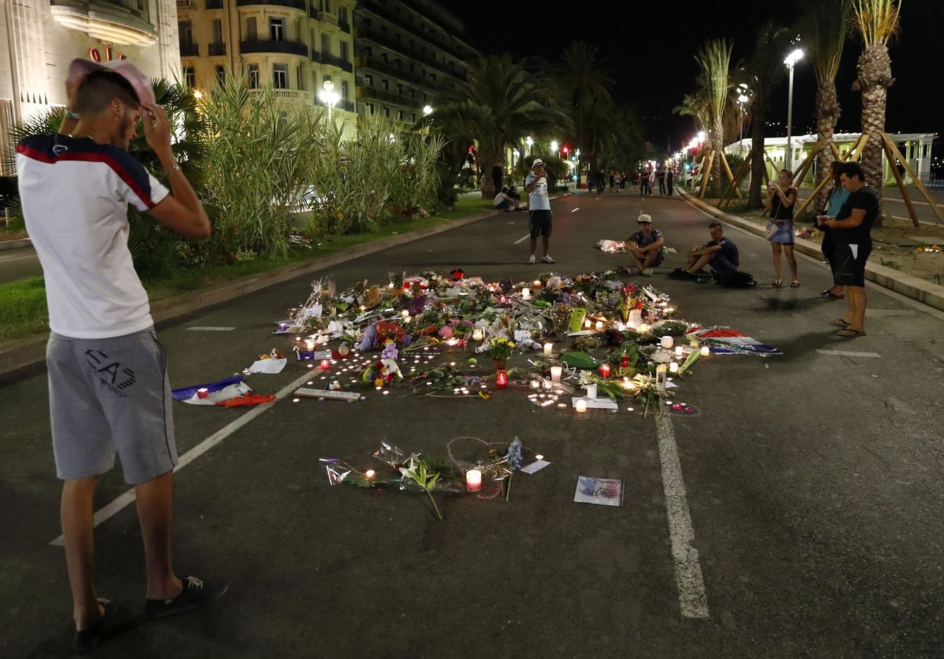 Homenaje a las víctimas del atentado de Niza en el mismo lugar de la matanza. (EFE)