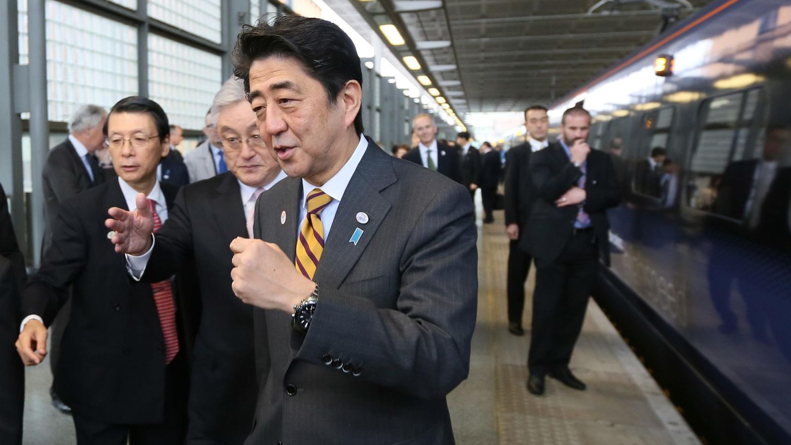 Foto: El primer ministro japonés, Shinzo Abe, en la estación de tren londinense de St. Pancras. (Reuters)