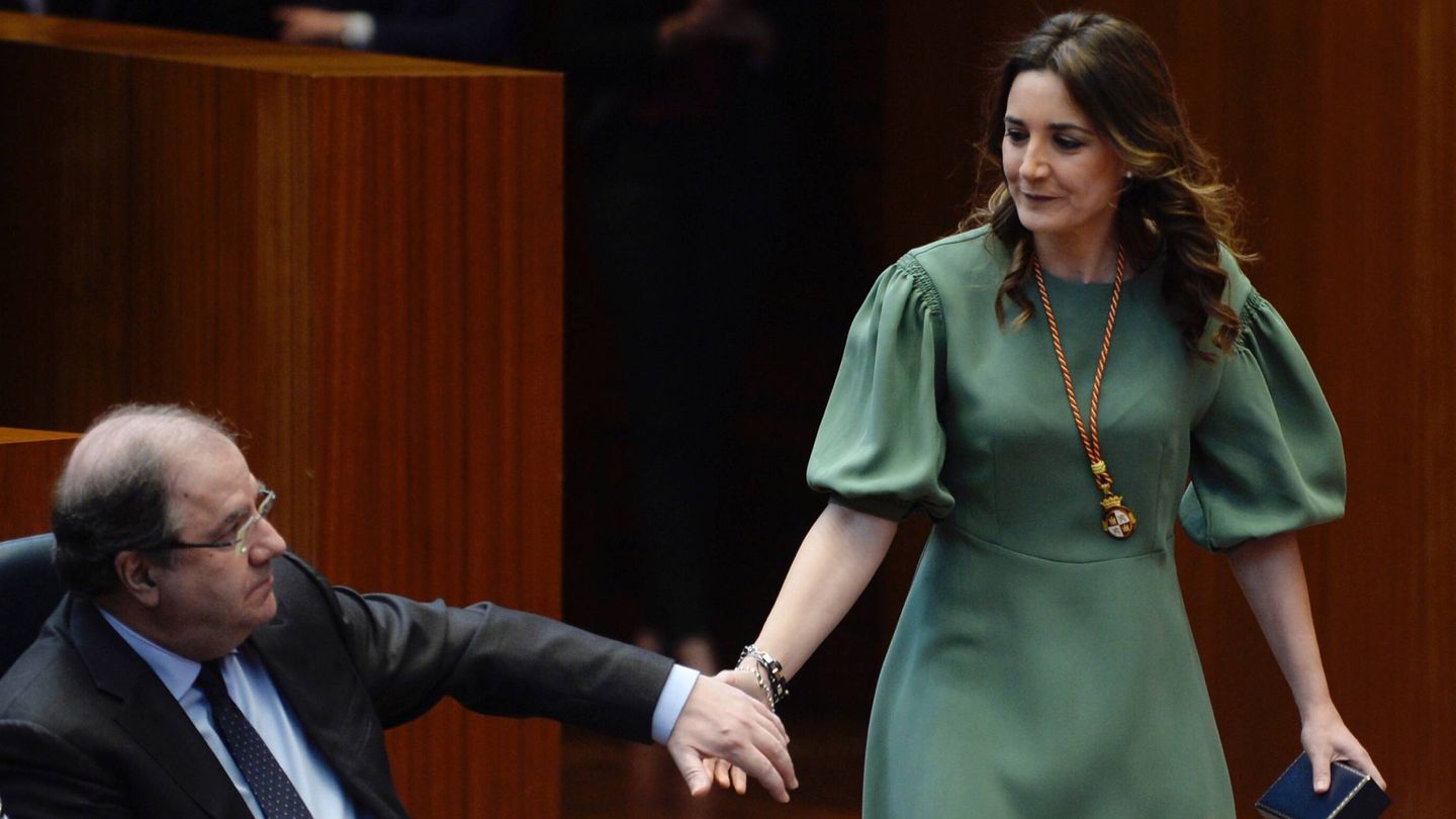 Juan Vicente Herrera felicita a la nueva procuradora del PP, Raquel Sanz. (EFE)