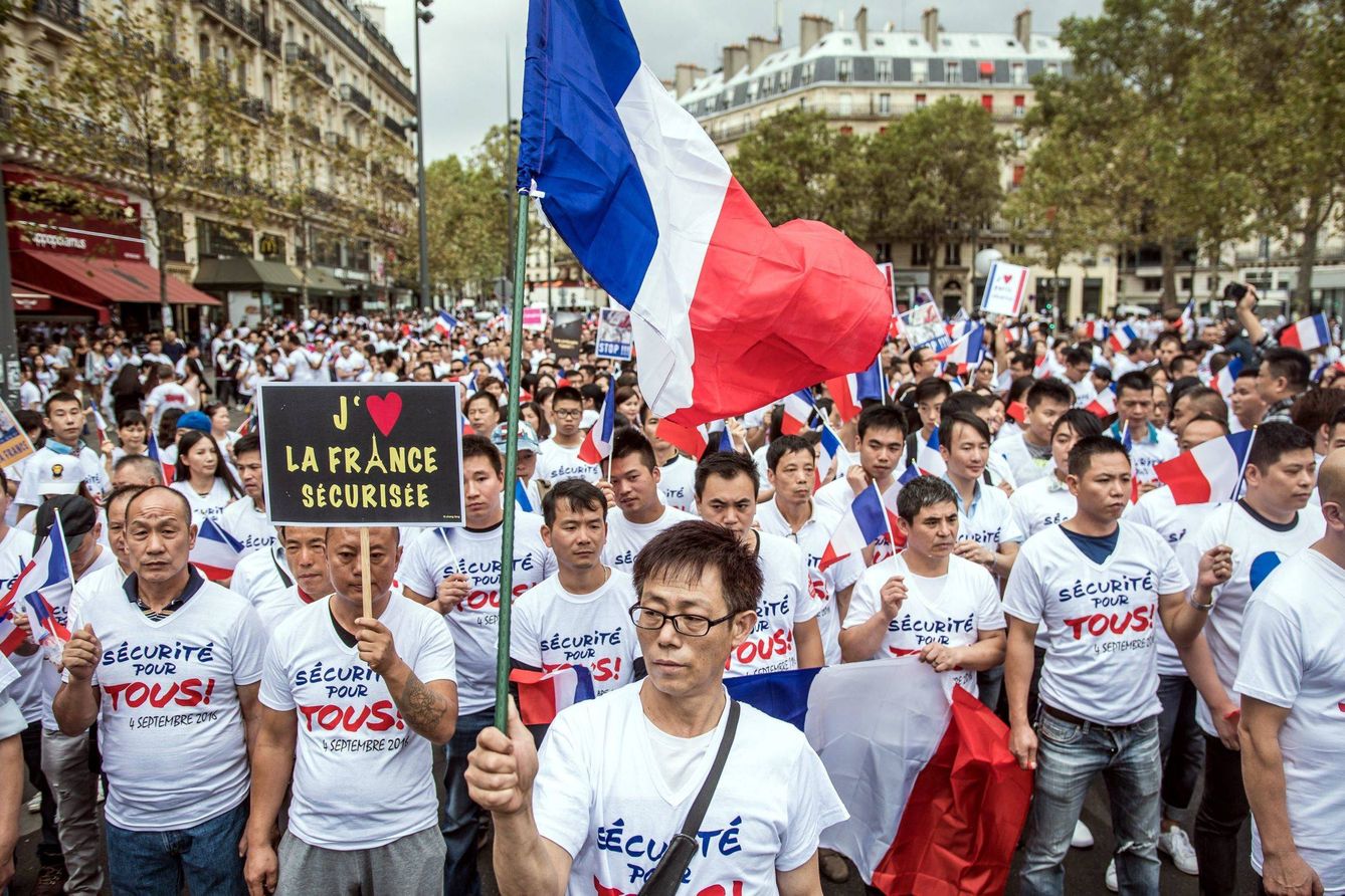 Miembros de la comunidad china de Francia protestan en París contra los asaltos, el 4 de septiembre de 2016 (EFE)
