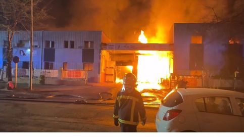 Un incendio quema 4.800 metros cuadrados de una nave industrial dedicada a la alimentación en Tres Cantos en Madrid