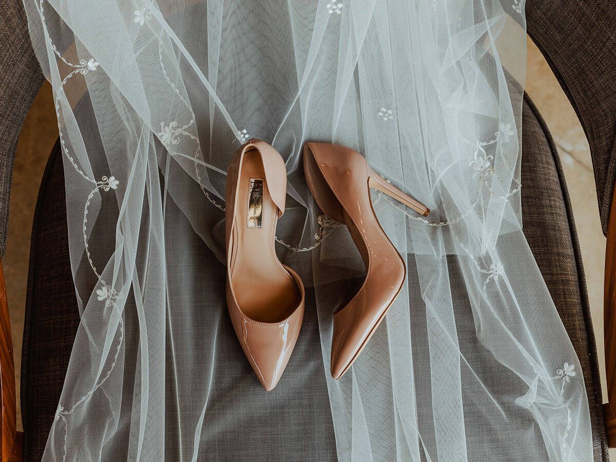 Foto: Los zapatos de novia low cost más ideales. (Unsplash. Irvin Macfarland)