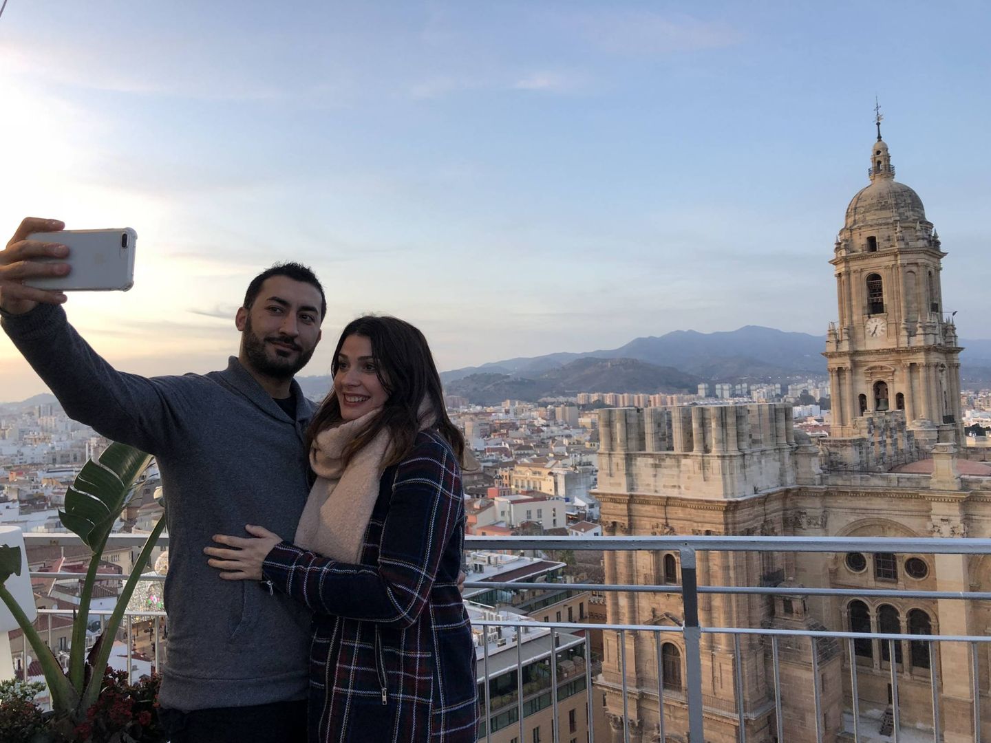Emmanuel y Ana, en la terraza del hotel AC Málaga Palacio el pasado miércoles. Al fondo la Catedral de Málaga con la torre Sur inacabada. 