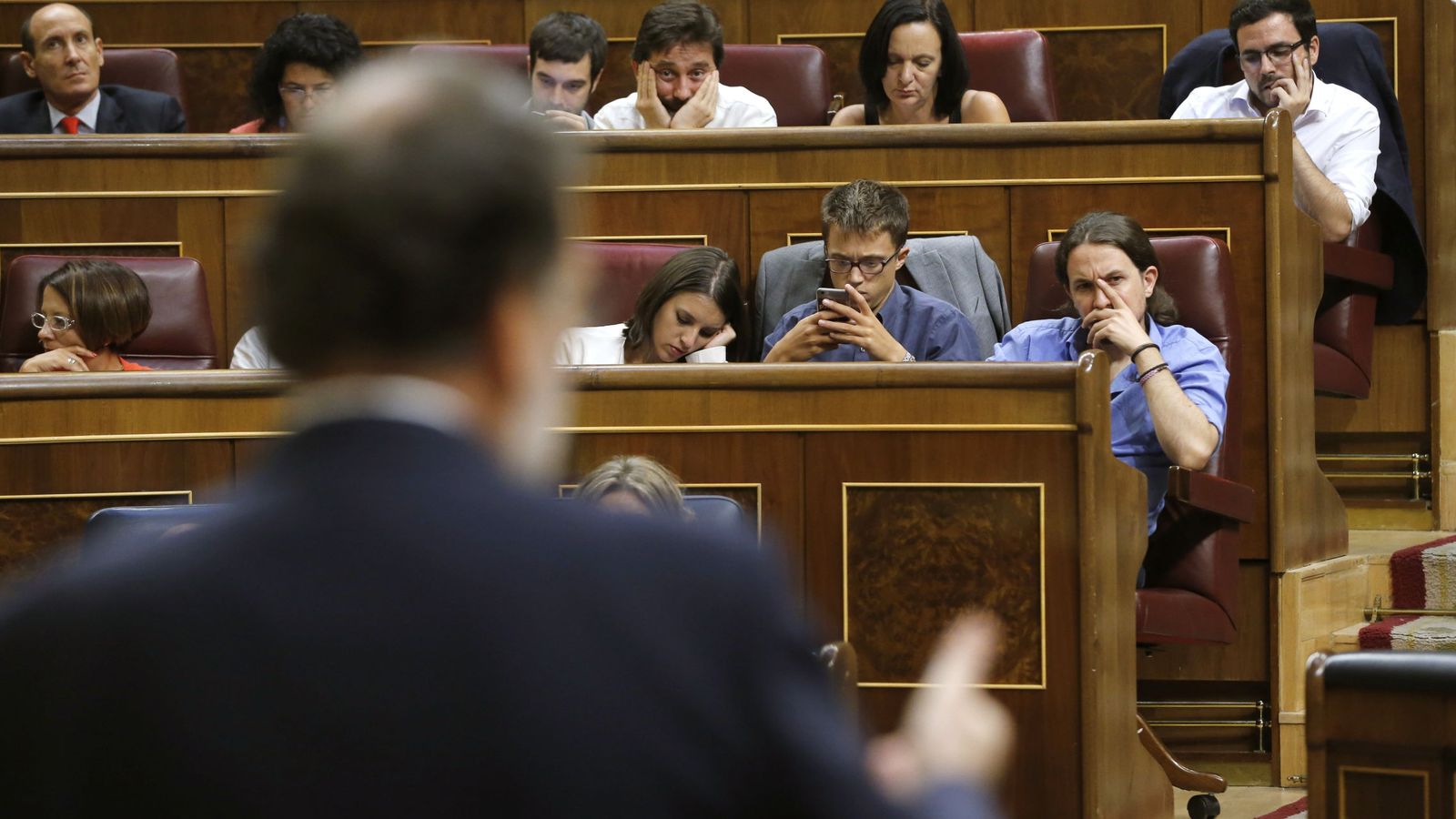 Foto: El presidente en funciones, Mariano Rajoy, ante la mirada de la bancada de Podemos. (EFE)
