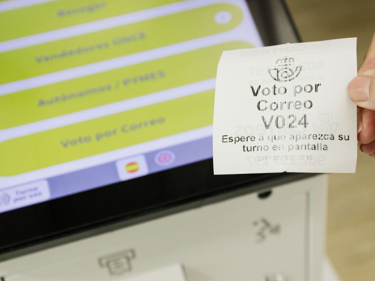 Foto: Un tique para votar por correo en una oficina de Correos. (Europa Press/Carlos Luján)