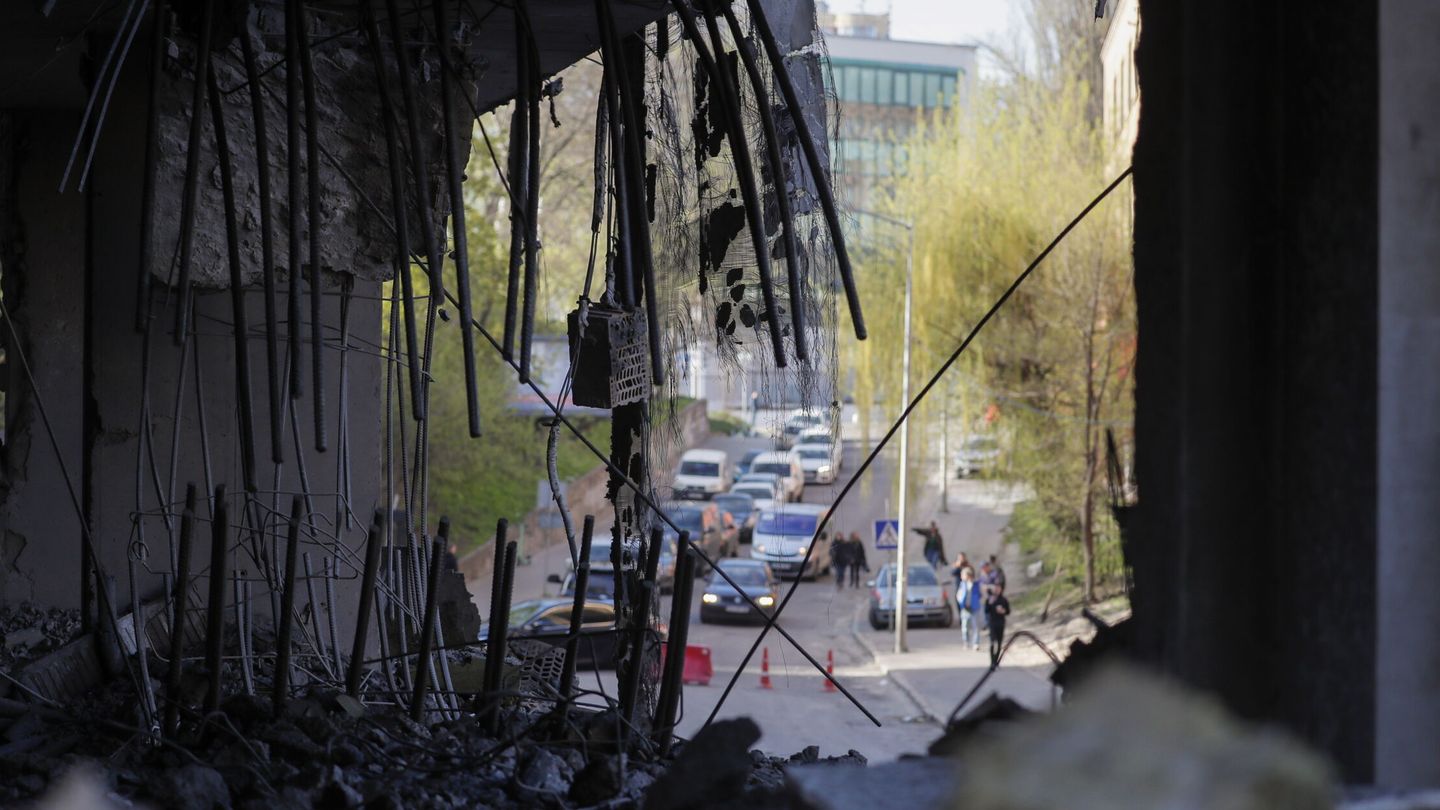 Vista de Kiev tras el ataque con misiles. (EFE/SERGEY DOLZHENKO)