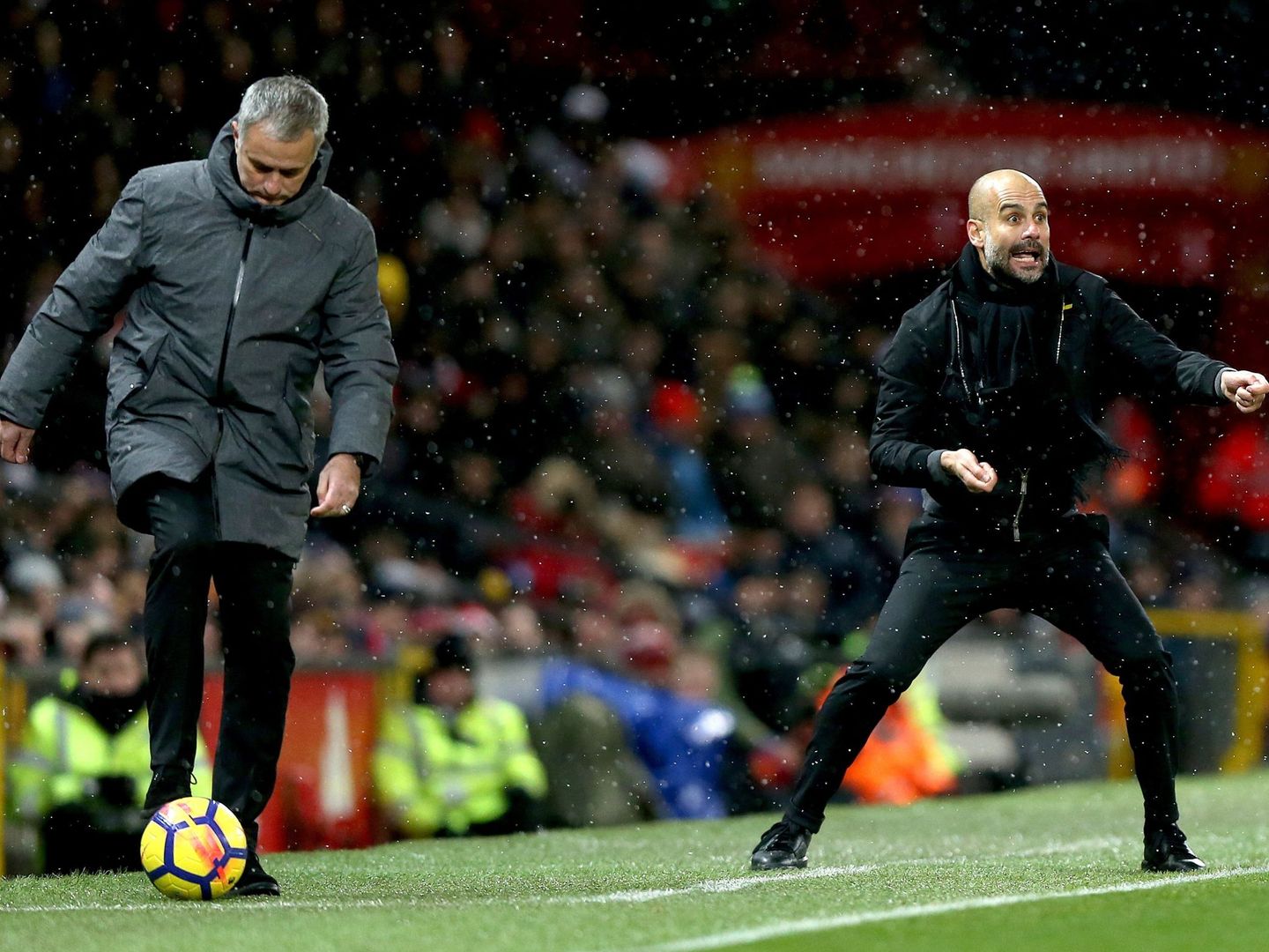 Mourinho y Guardiola, durante el derbi de Mánchester disputado en Old Trafford. (Reuters)