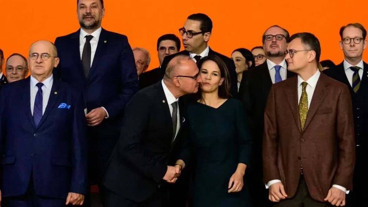 El ministro de Exteriores de Croacia intenta besar a su homóloga alemana y el acto acaba en polémica
