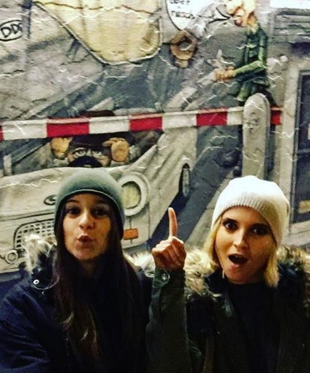 Foto: Ana Fernández junto a su hermana, Marí, en el Muro de Berlín (Instagram)