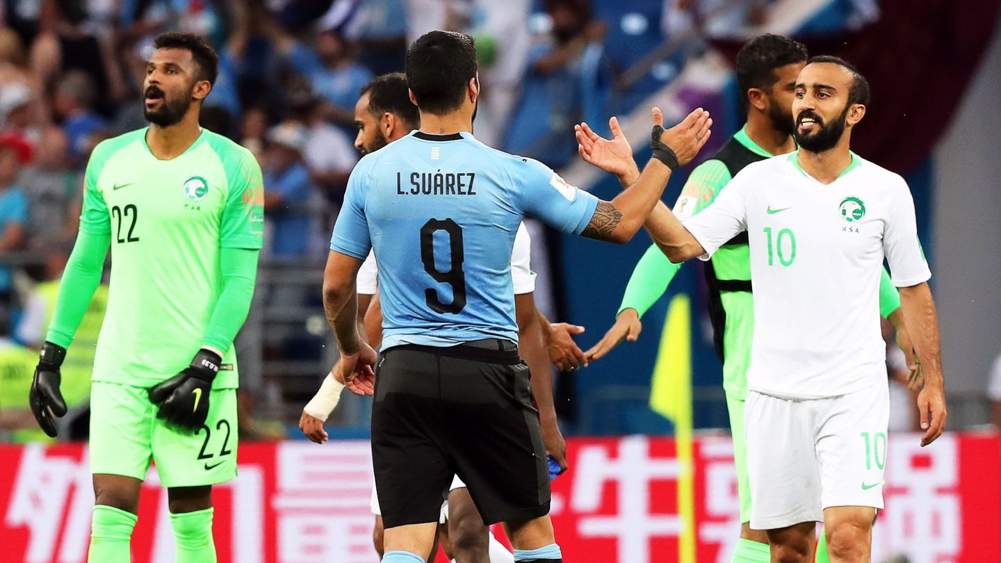 Luis Suárez saluda a los rivales tras la victoria frente a Arabia Saudí en el Mundial de Rusia. (EFE)
