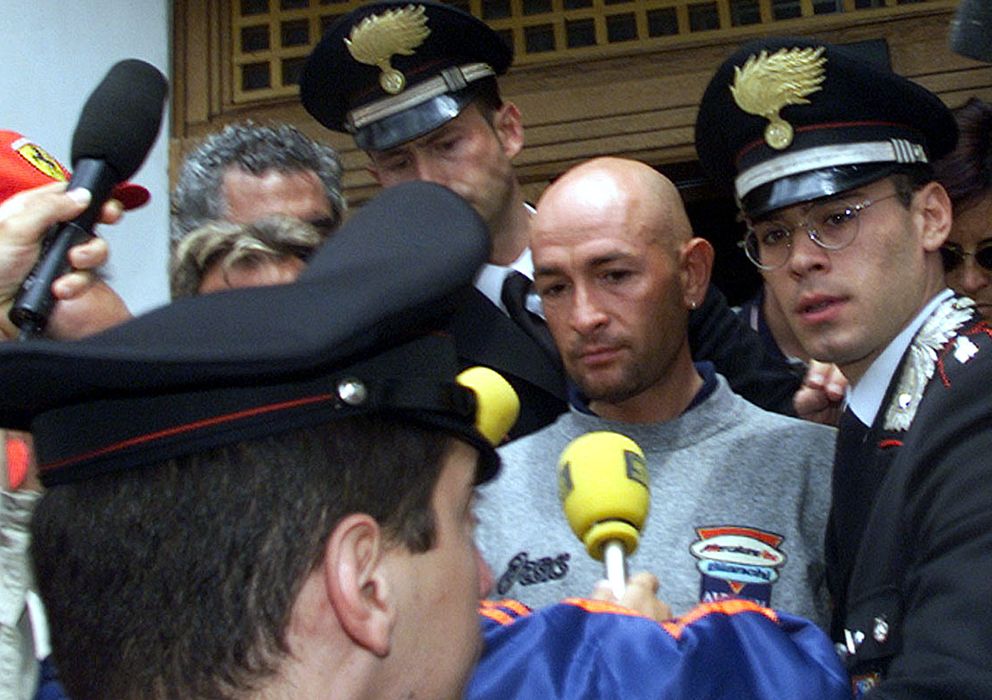 Foto: Marco Pantani sale escoltado por los carabinieri de su hotel de Madonna di Campiglio (Reuters).