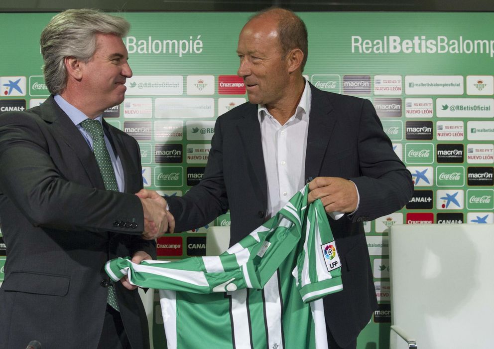 Foto: El presidente del Betis, Miguel Guillén, junto al nuevo entrenador Gabriel Humberto Calderón (Efe). 
