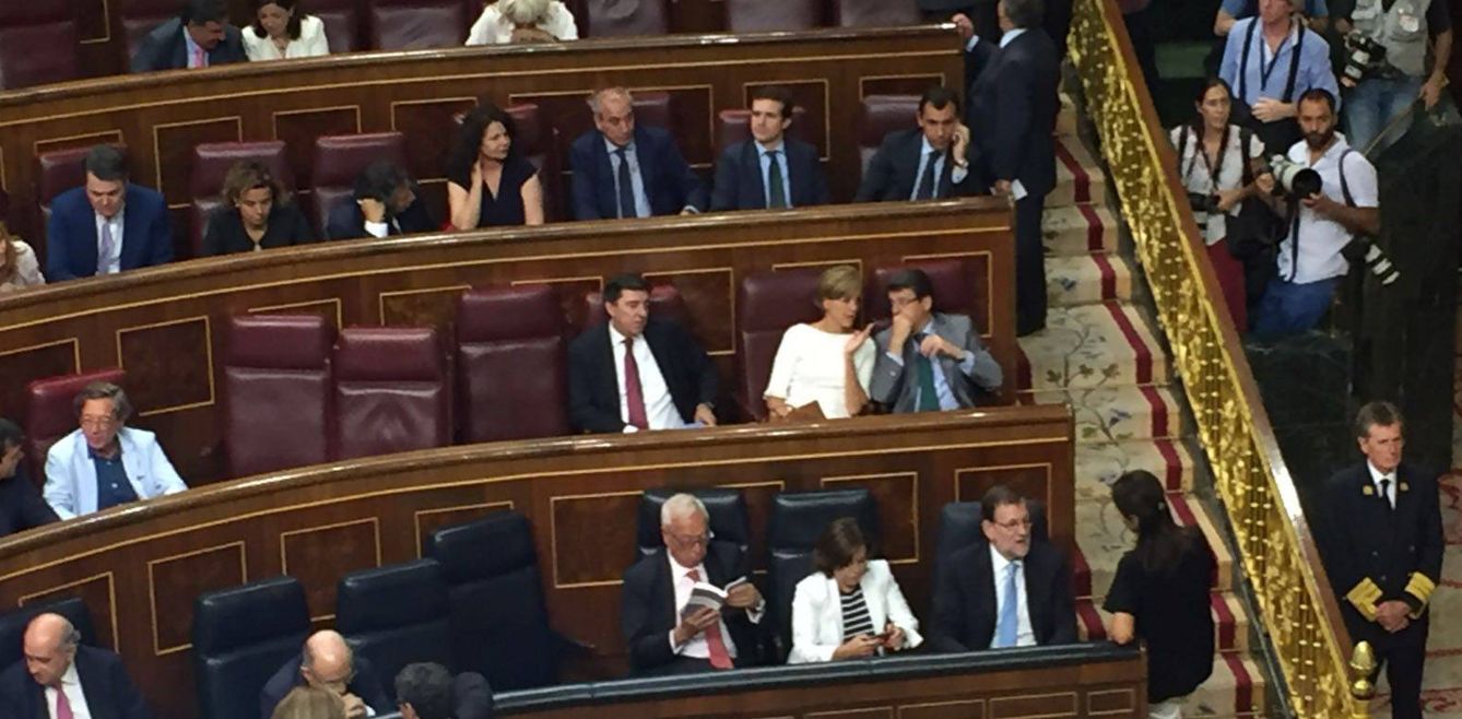 Margallo, en primera fila, leyendo un libro