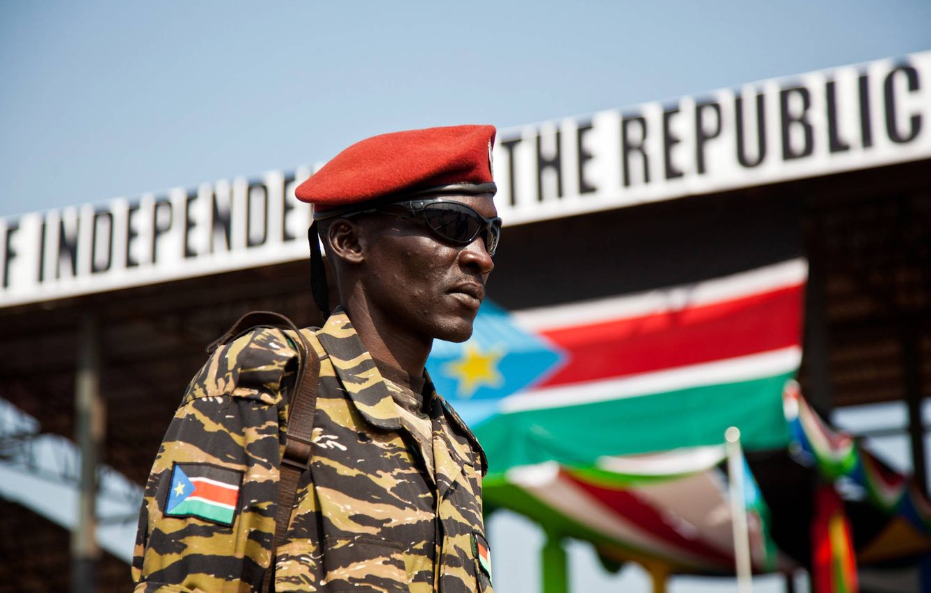 Un soldado del Ejército de Liberación de Sudán del Sur en el primer aniversario de independencia. (Reuters)