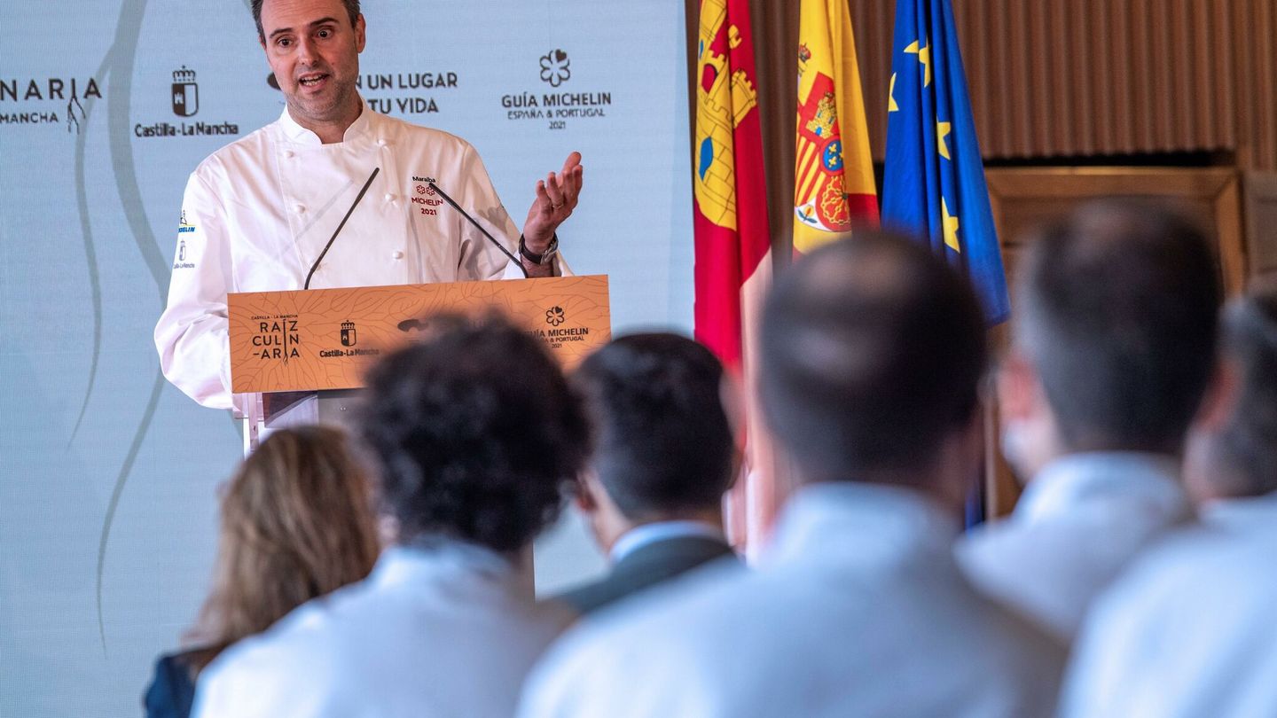 El chef Fran Martínez, del restaurante Maralba, durante el acto de entrega de las chaquetillas Michelin. (EFE/Ismael Herrero)