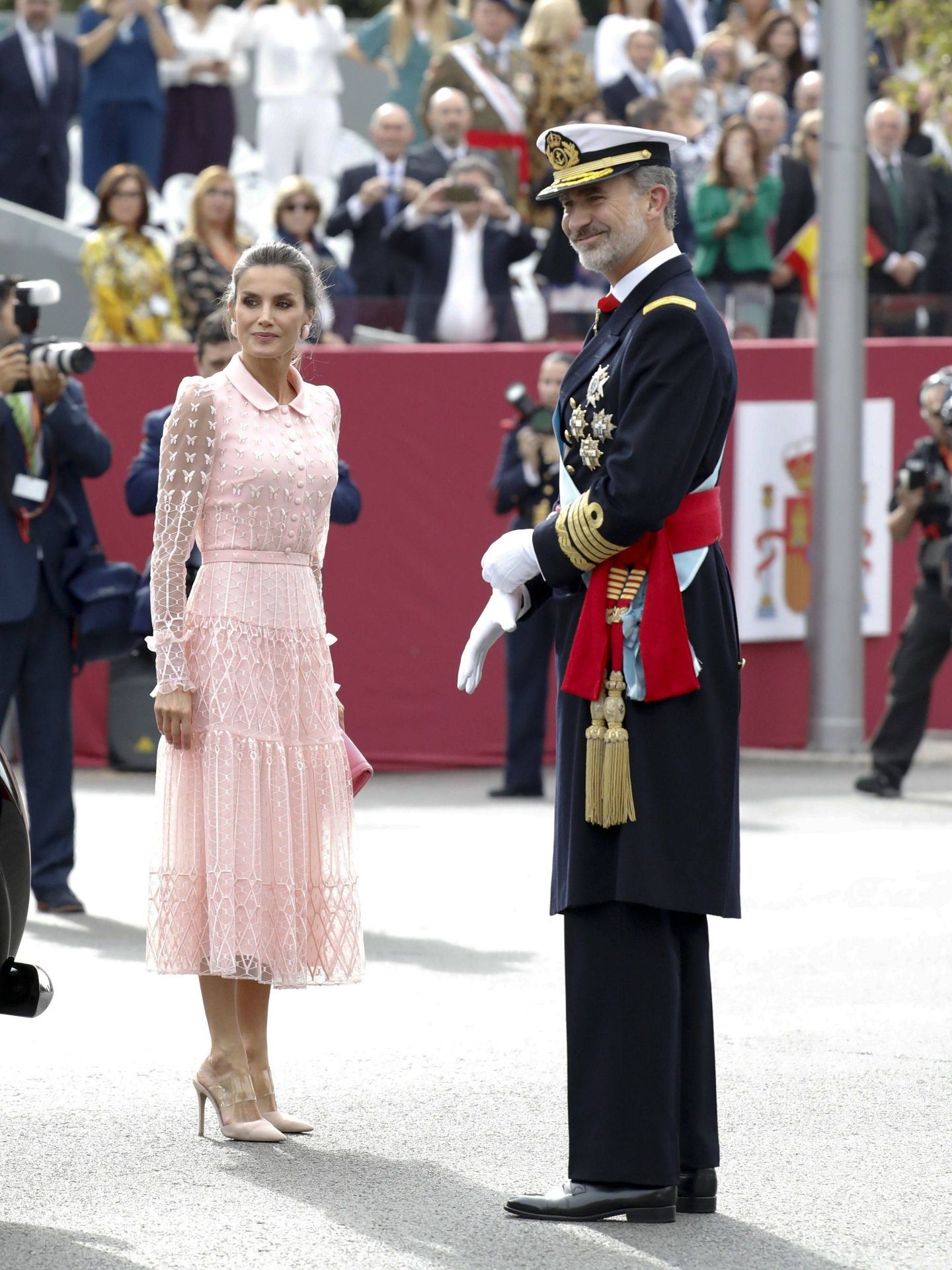 La reina Letizia junto al rey Felipe en el desfile de la Fiesta Nacional en Madrid. (EFE)
