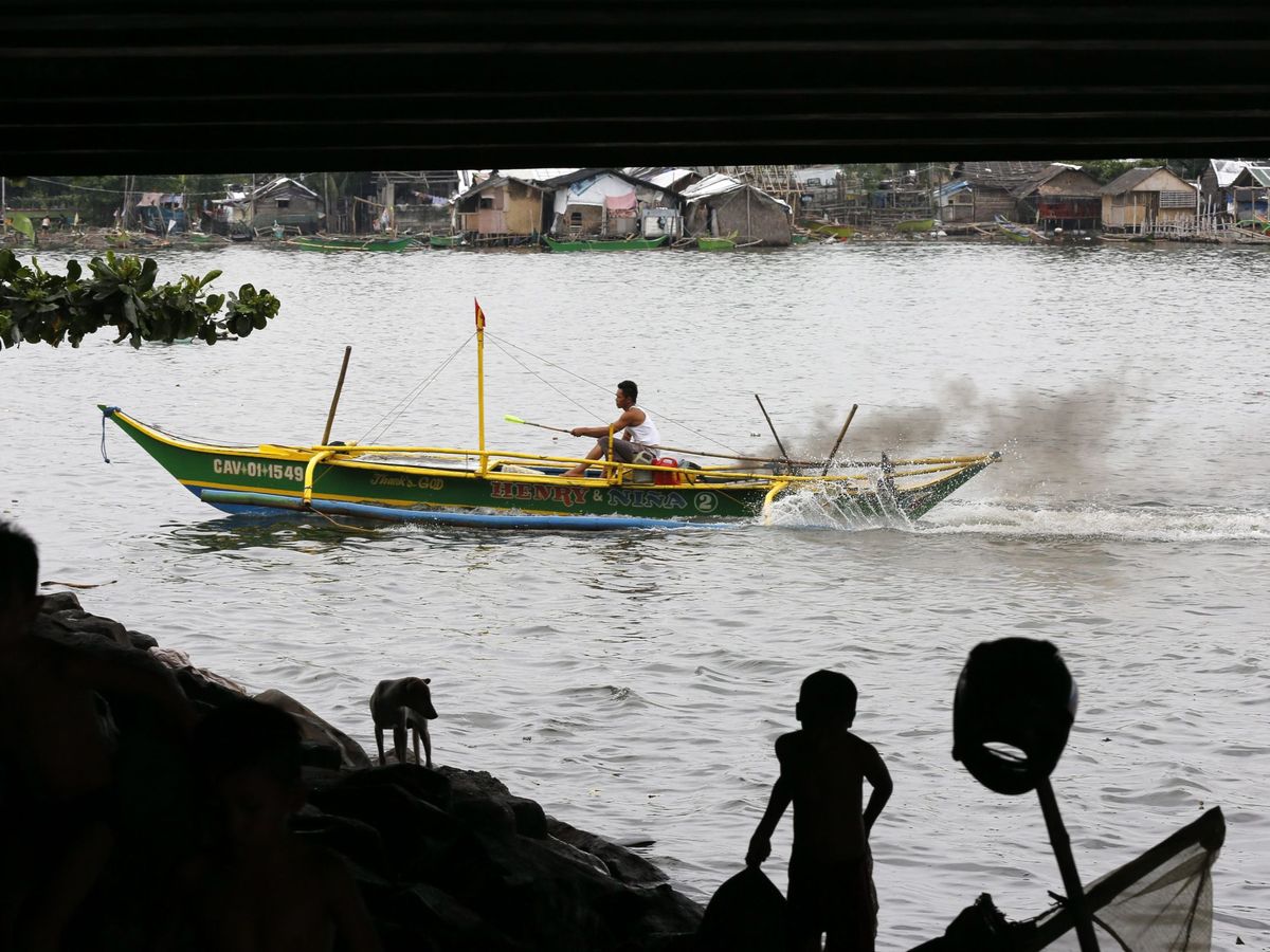 Foto: Un pescador en el pueblo de Bacoor, Filipinas. (EFE/R. Malasig)
