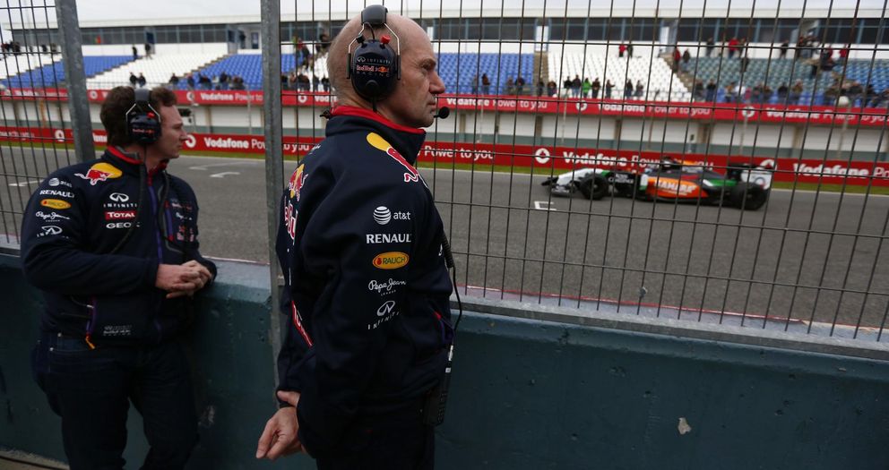 Adrian Newey y Christian Horner en el paddock del circuito de Jerez. (Reuters)