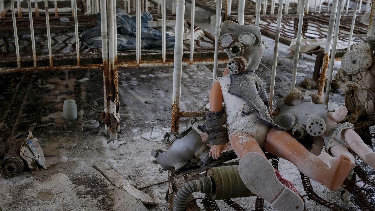 Una muñeca con una máscara de gas abandonada en Chernóbil. (Reuters)