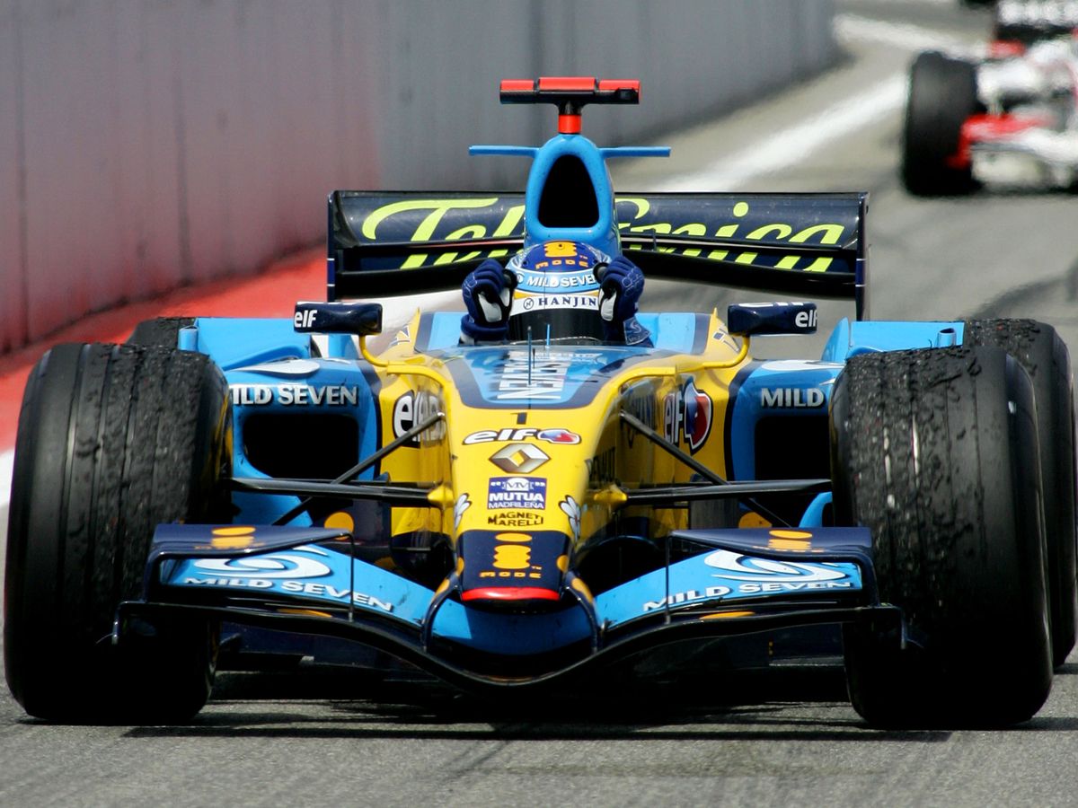 Foto: Fernando Alonso pilota el Renault de 2006. (Reuters/Gustau Nacarino)