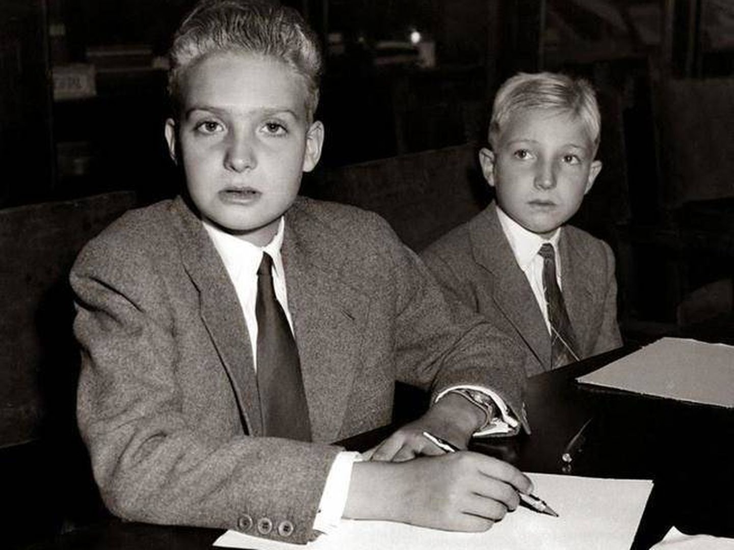  Don Juan Carlos, en primer plano, junto a su hermano. (Archivo)