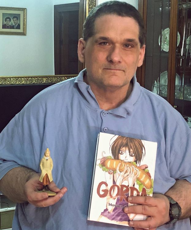 Foto: Juan José, el pasado jueves, en su casa de Málaga, junto a un ejemplar del manga 'Gorda' y una reproducción de Tintín. (Foto: Agustín Rivera)