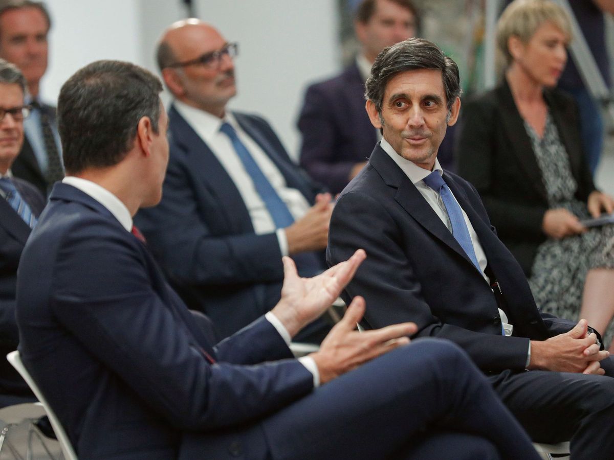 Foto: José María Álvarez-Pallete, presidente de Telefónica, charla con Pedro Sánchez, presidente del Gobierno. (EFE)