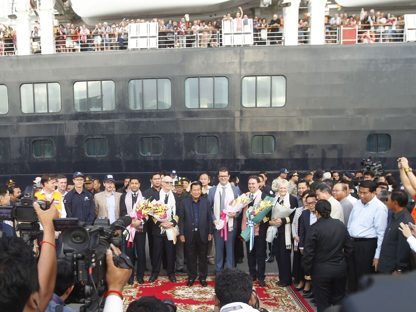 El primer ministro de Camboya, Hun Sen (en el centro), posa junto a los pasajeros del Westerdam el pasado día 14. (Reuters)