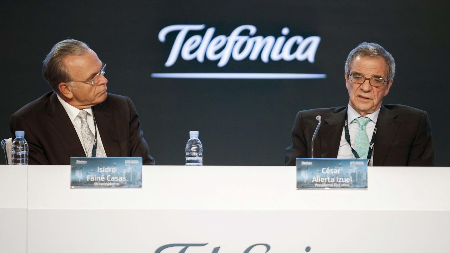 César Alierta (d), durante una junta de accionistas de Telefónica en 2014, junto a Isidre Fainé. (EFE)