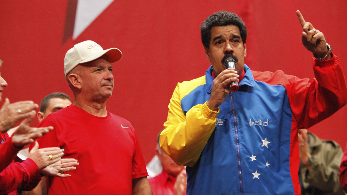 Hugo Carvajal (izda.), junto a Nicolás Maduro (dcha.), en un acto en Venezuela. (Reuters)