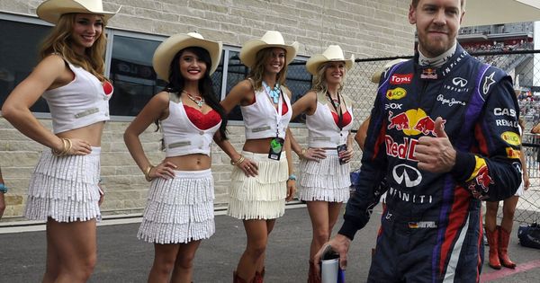 Foto: Vettel, junto a un grupo de azafatas. (Reuters) 