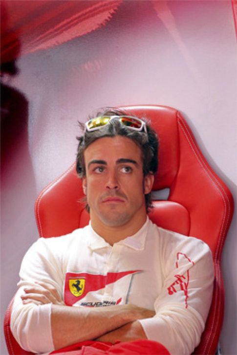 Foto: Alonso funciona a otro ritmo: capaz de mirar los escaparates mientras disputa el GP de Mónaco