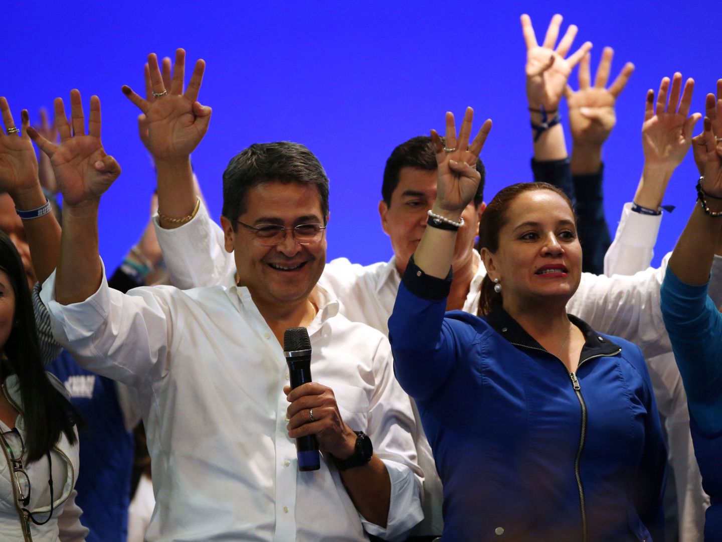 El presidente Juan Orlando Hernandez celebra su supuesta victoria con sus partidarios y su esposa Ana García de Hernández. (Reuters)