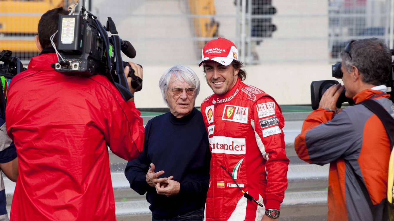 Foto: Fernando Alonso y Bernie Ecclestone, en 2010. (EFE/Diego Azubel)