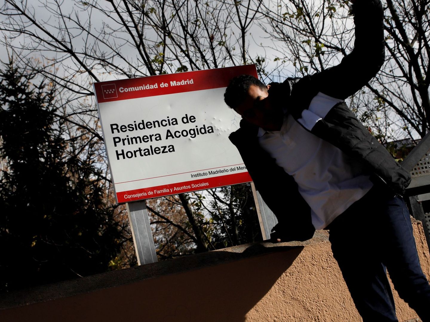 Un menor a las puertas de la Residencia de Primera Acogida de Hortaleza. (EFE/David Fernández)