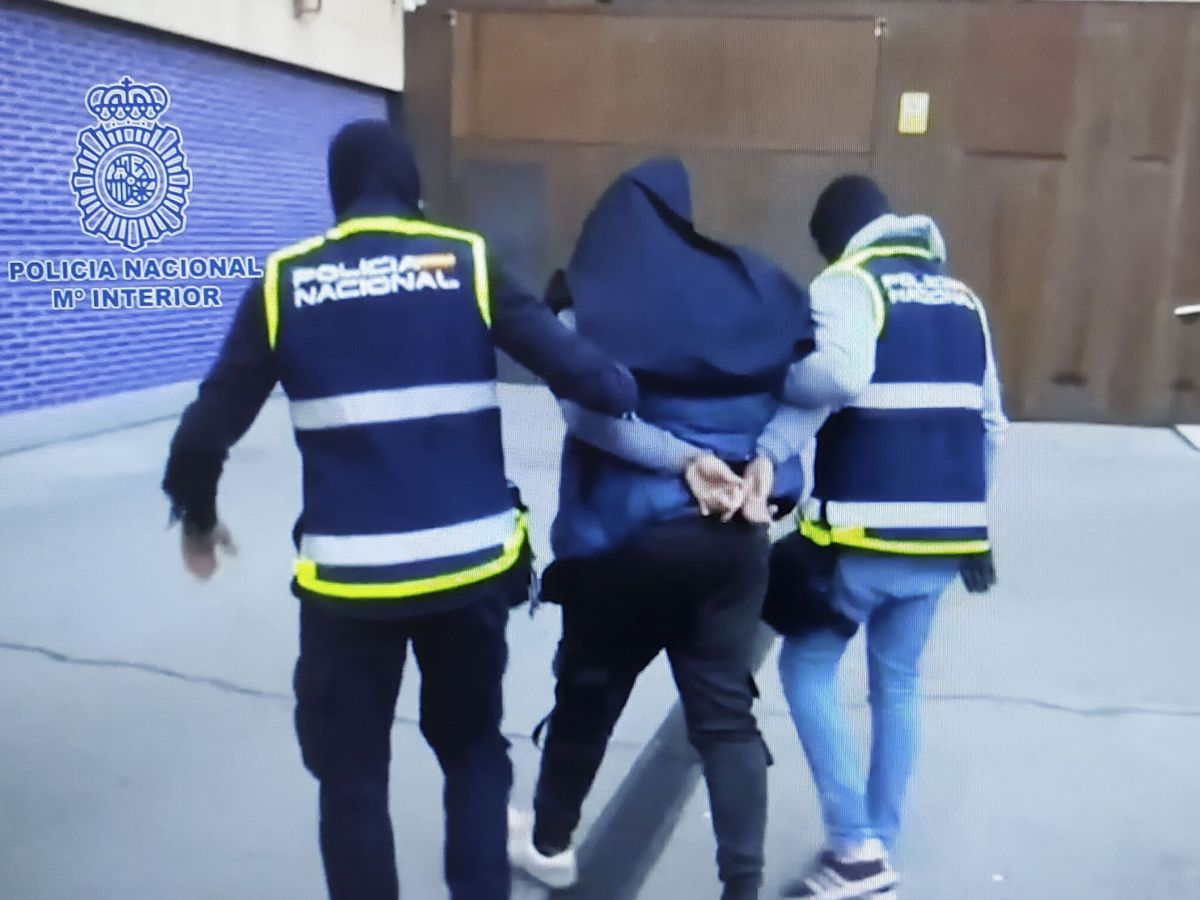 Foto: La Policía efectúa una detención en Madrid. (EFE/Policía Nacional)