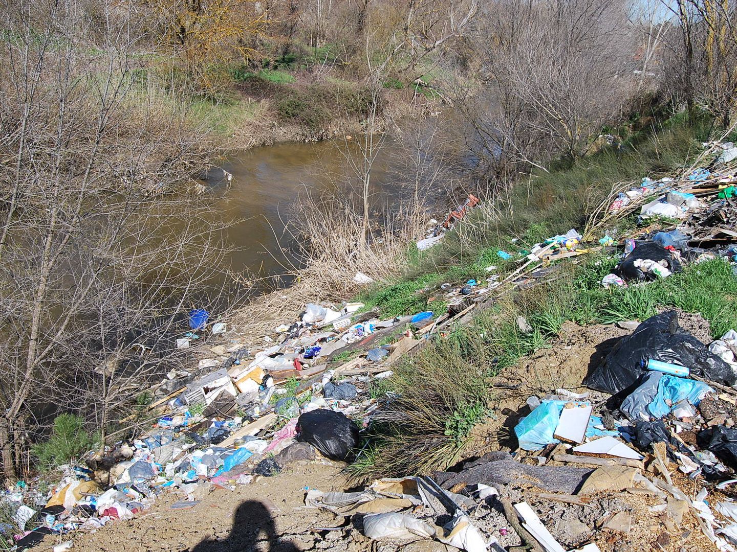 Residuos generados por el poblado ilegal de Las Sabinas, en Móstoles. 