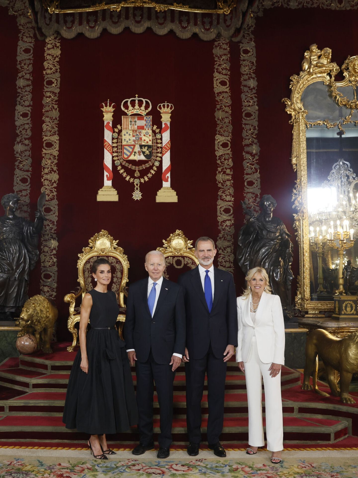 Los Reyes, junto a los Biden en el Palacio Real. (EFE/Pool/Juanjo Martín)