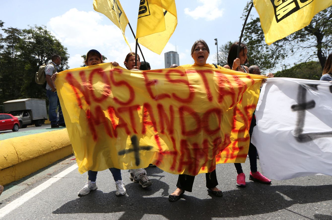 Opositores durante una protesta contra el presidente Maduro, en Caracas, el 3 de abril de 2017. (Reuters)