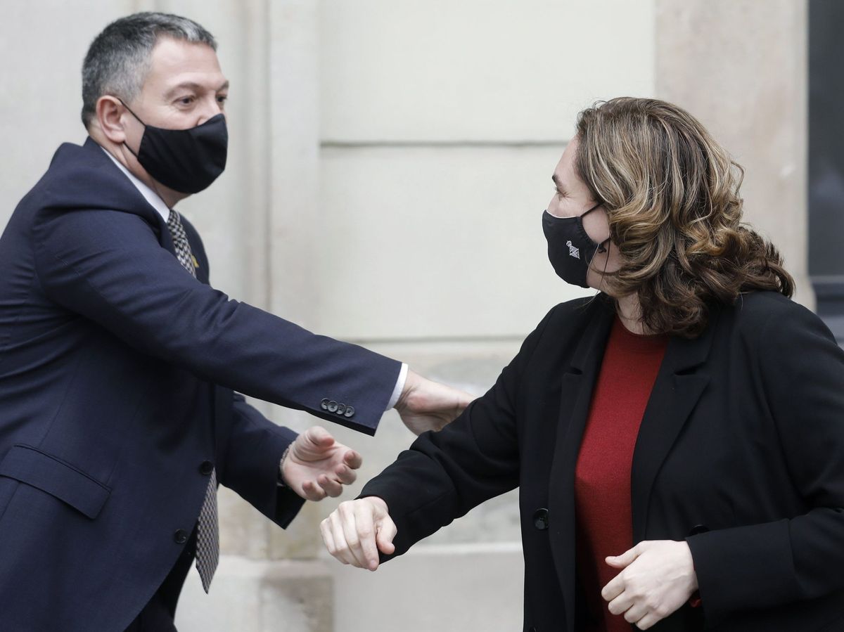 Foto: El conseller de Interior, Miquel Samper, y la alcaldesa de Barcelona, Ada Colau. (EFE) 
