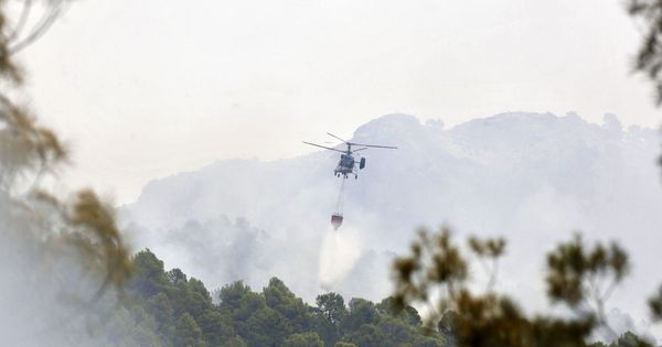 Foto: Un helicóptero lanza agua sobre el incendio de Yeste (Albacete). (EFE)