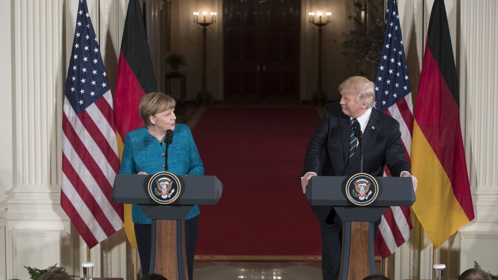 Foto: El presidente de EE.UU., Donald Trump, y la canciller alemana, Angela Merkel, durante una rueda de prensa conjunta tras su reunión en la Sala Este de la Casa Blanca. (EFE)