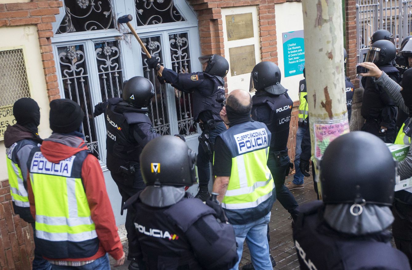 Agentes antidisturbios de la Policía Nacional el 1-O. (EFE) 