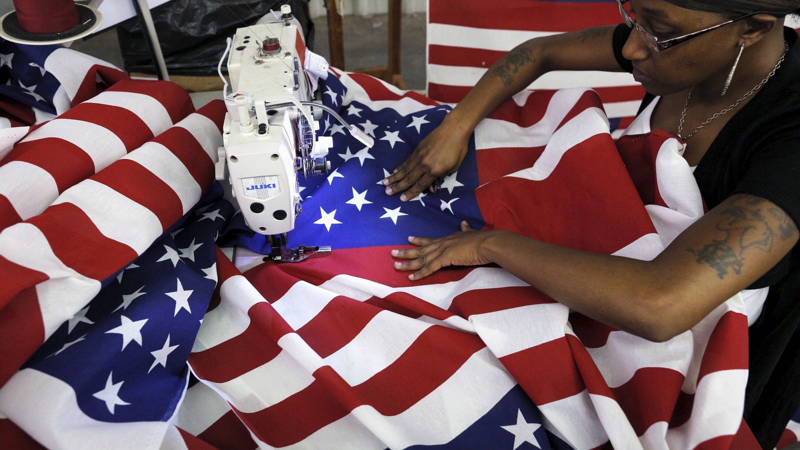 Foto: Keisha Hardman cose una bandera de EEUU en una fábrica textil en Lane, Carolina del Sur. (Reuters)