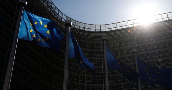 Foto: Banderas europeas en el exterior de la sede de la Comisión Europea. (Reuters)