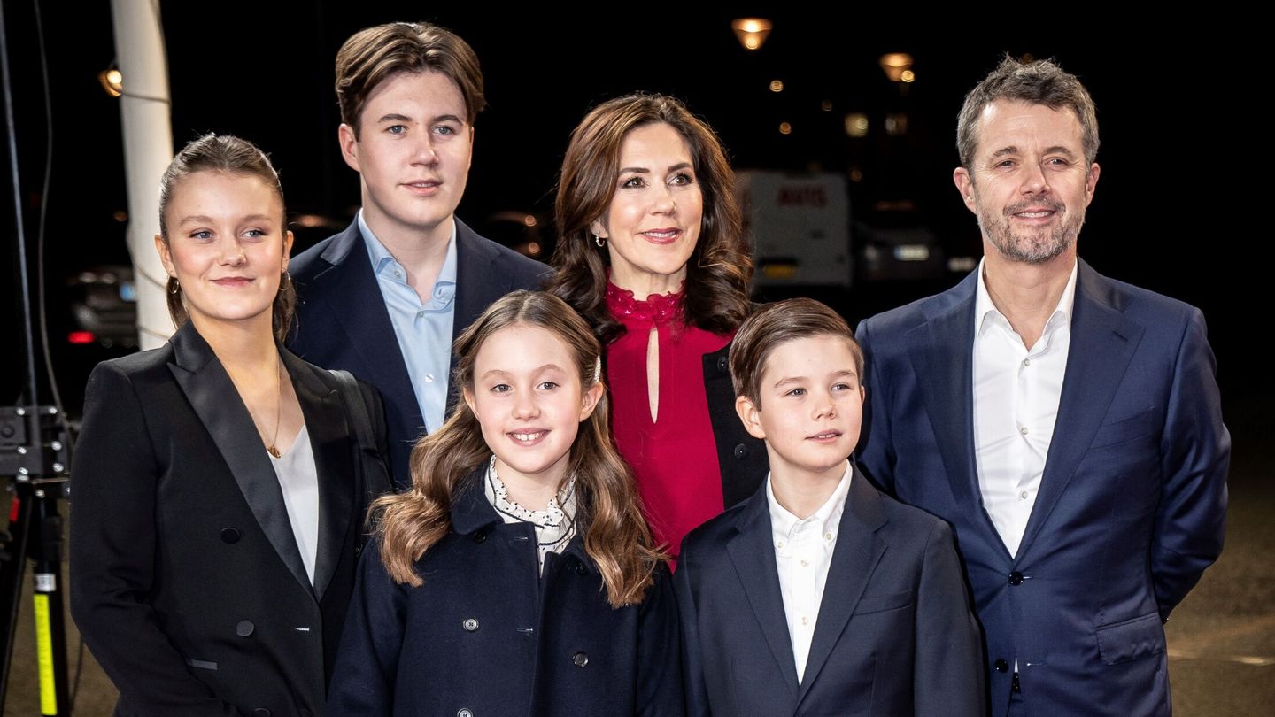 La princesa Isabella, el príncipe Christian, Mary y Federico de Dinamarca, y Josephine y Vincent, en una imagen reciente. (EFE/Claus Rasmussen)